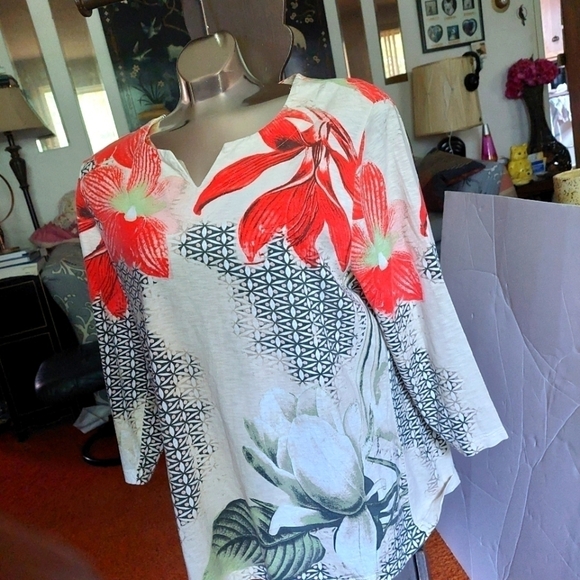 Chico's Ladies V-neck Floral Top - Picture 1 of 6